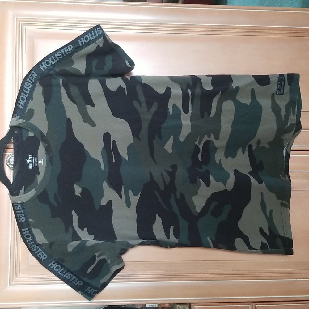 Hollister camo Short sleeve T shirt . Pristine condition.
